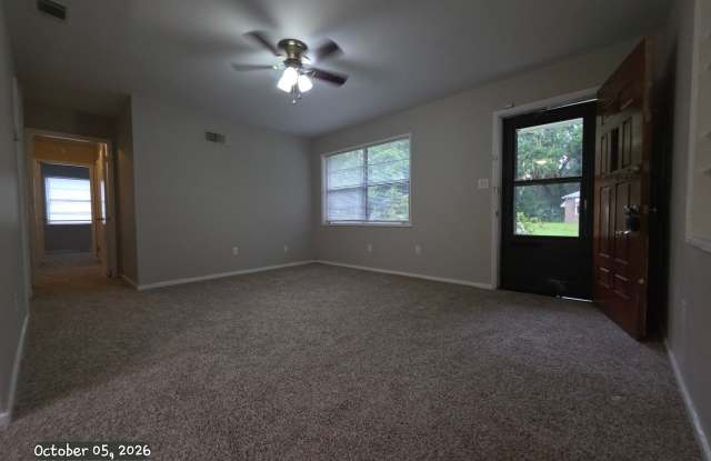 *Available Now* 3 Bedroom 1 bath home with Garage! Gallery 3