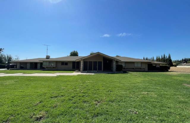 Custom home located next to Oakdale Country Club! - 624 North Stearns Road, East Oakdale, CA 95361