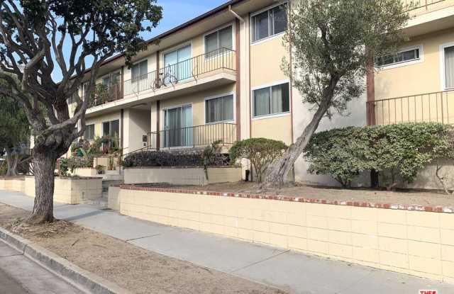 8722 DELGANY Avenue Gallery 3