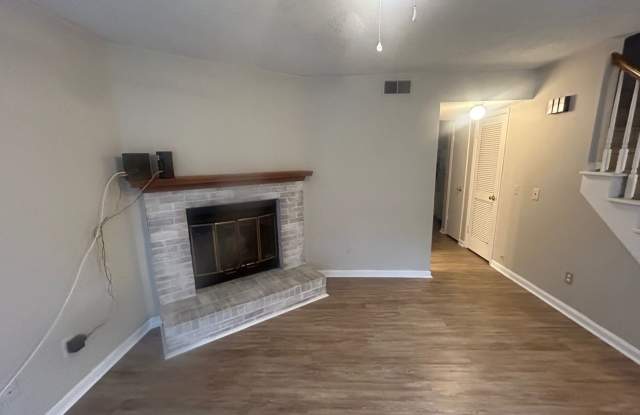 2BR  1.5  Bath  Townhome  in  Harbison  – Beautifully  renovated with BRAND NEW Dishwasher and Washer/dryer! Gallery 4