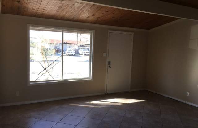 WEST LANCASTER  3+1.5 on Large lot Gallery 3