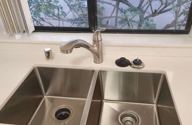 Hillcrest 2 bedroom 2 bath, just totally remodeled, 3 parking (incl garage) Gallery 4