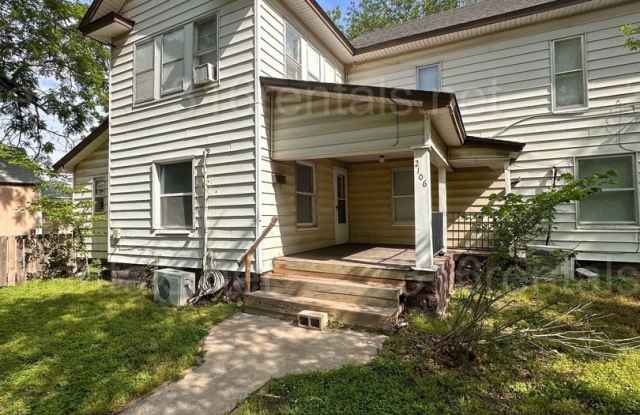 $725 - 1 Bedroom / 2 Bathroom - 2 story Apartment in Historic Delano photos photos