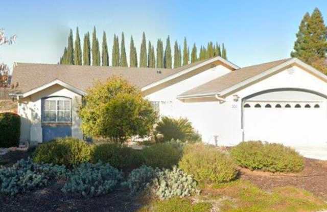 3 bedroom 2 bath home with bonus room close to schools and shopping. Rv and or boat parking. photos photos