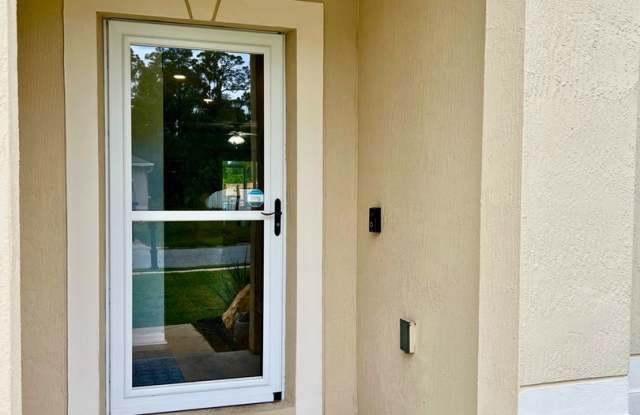 5 bedroom home with fenced in yard!!! Gallery 3