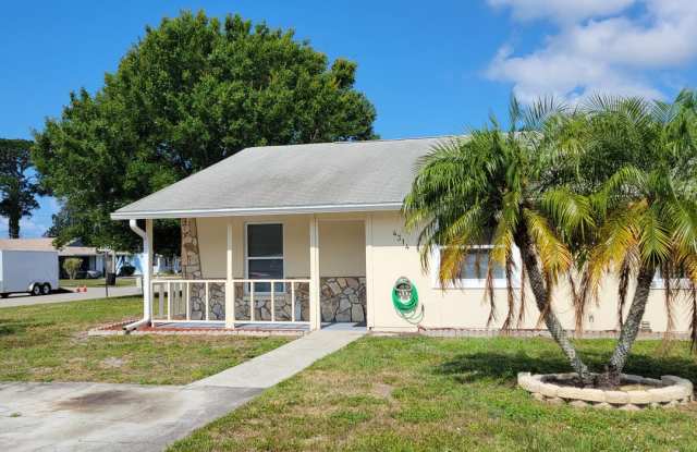 Annual unfurnished 2/2 beautifully renovated duplex only 4 miles from the beach! Gallery 3