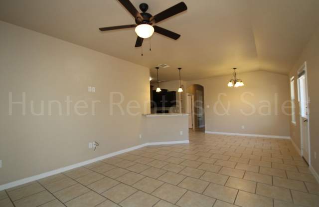 Spacious 3-Bedroom Duplex with Fenced Yard & Garage Gallery 3