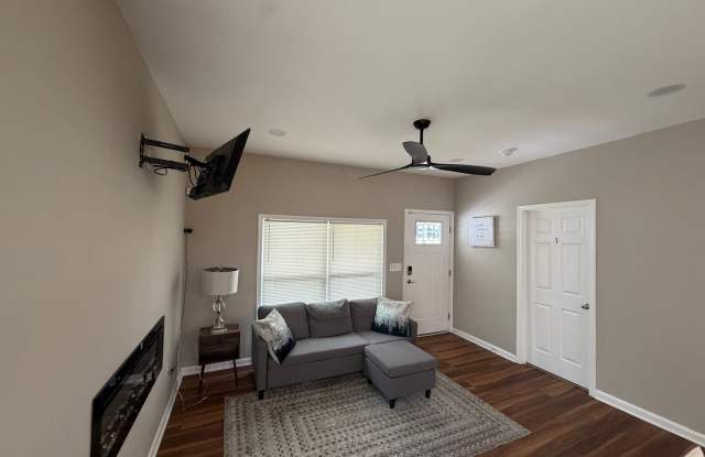 Room in 5 Bedroom Home at Bolton Rd NW Gallery 4