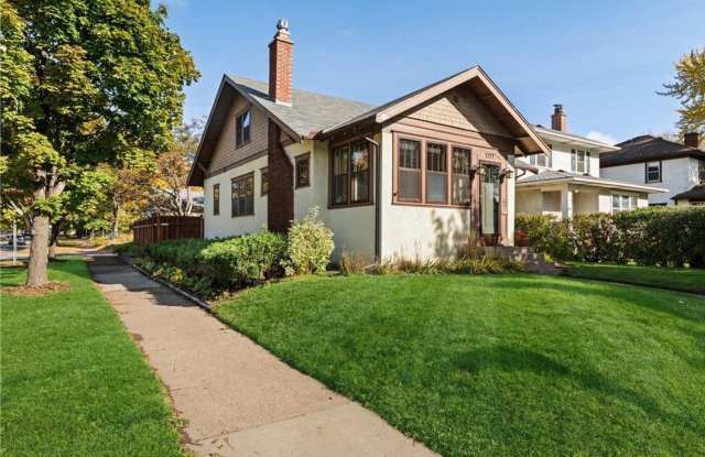 Huge 8 Bedroom Across from Macalester! June 1st Move In photos photos