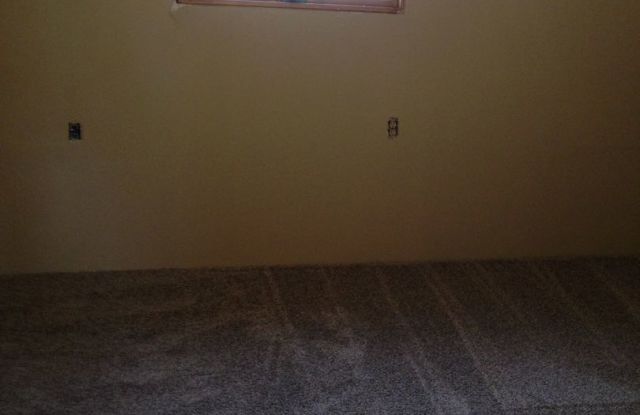 4 Bed 1 Bath + Double Stall Garage Gallery 4