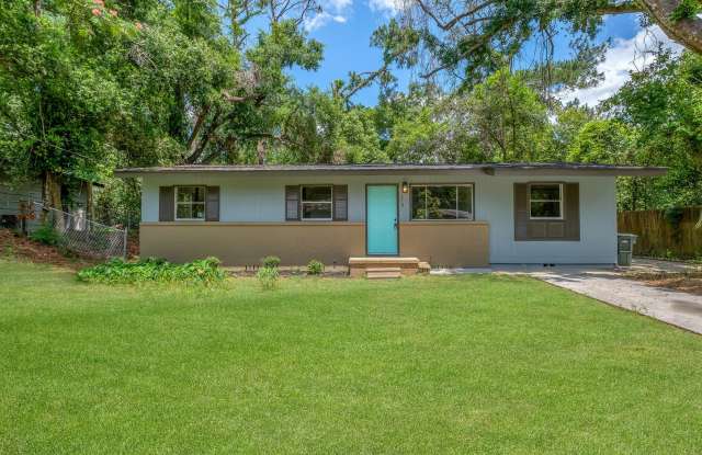 FULLY RENOVATED 4/2 House w/ Large Yard, Solid Floors, Stainless Appliances, Quartz Counters, & More! $1750/month Available NOW!! Gallery 1