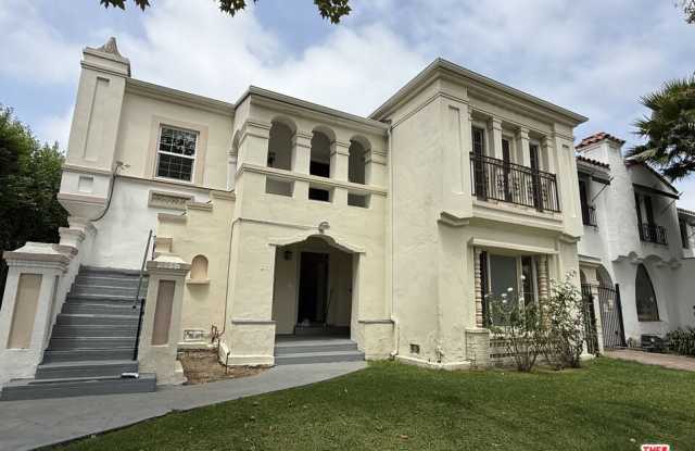 211 S Arnaz Dr Gallery 2