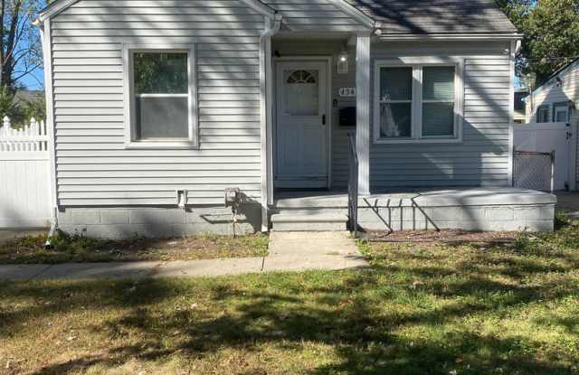 3 bedroom 2 bath bungalow with basement and garage in Wayne - 4544 Edmund Street, Wayne, MI 48184