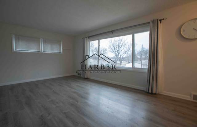Fully Fenced 2BR House with Private Garage Near Mayo Clinic Gallery 4