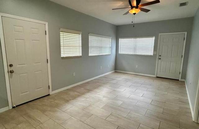 Adorable duplex walking distance to beach Gallery 3