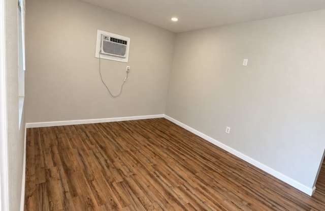 6403 East Court (FRONT) Gallery 4
