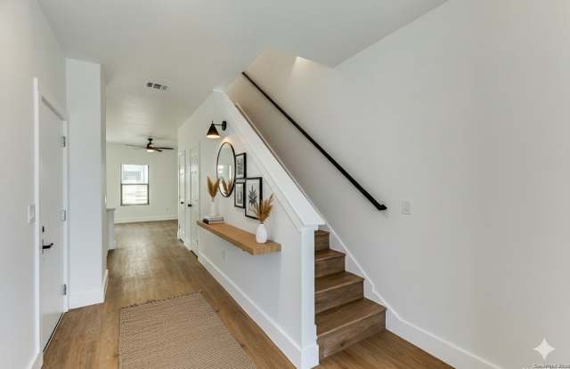 207 Gravel A St Gallery 3