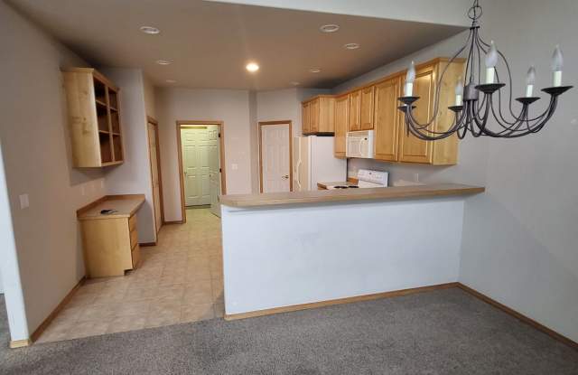 4 Bed 3.5 Bath - Eagle Crest - Two Car Garage-On Golf Course-Partially Furnished Gallery 4