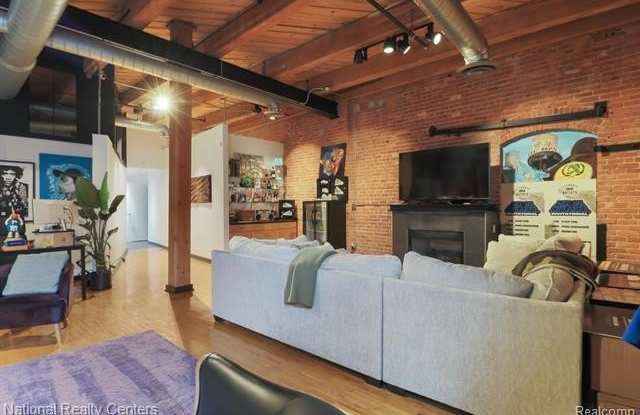 200 S RIVER PLACE Drive Gallery 3
