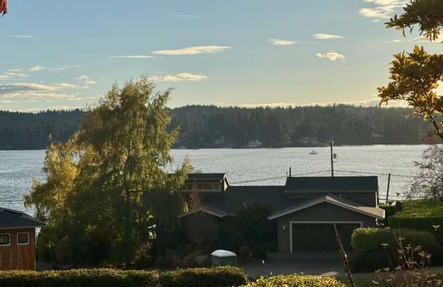 Stunning new construction duplex apartment in the much sought after Old Town Poulsbo Gallery 1