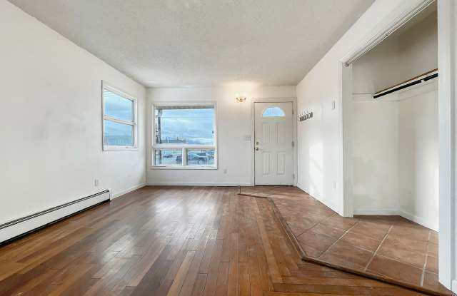 3637 Thompson Avenue - 3 photos photos