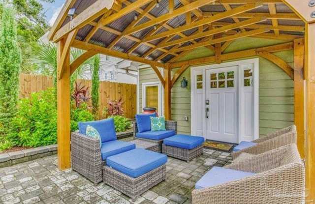 Adorable downtown cottage! - 510 West Gregory Street, Pensacola, FL 32502