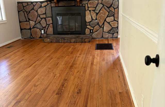 Charming 3BR/1BA Cottage with Spacious Yard Gallery 3
