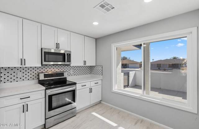 16817 N MEADOW PARK Drive Gallery 2