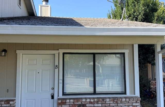 Comfortable 2 Bedroom, 2 Bath Home with Garage & Fireplace! Gallery 3