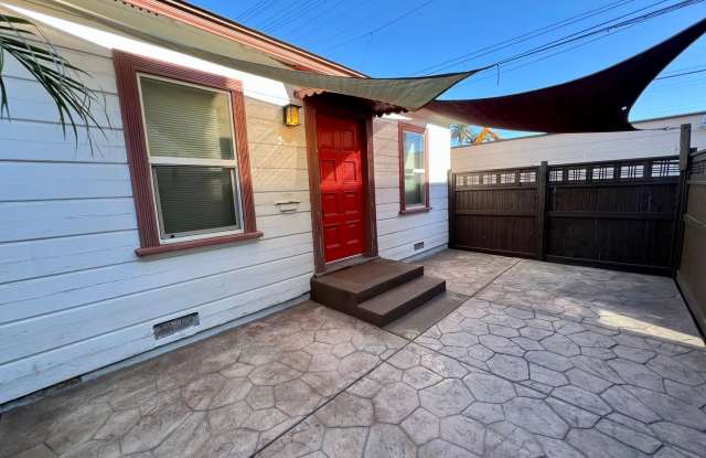 Cozy North Park Cottage with Enclosed Patio Exclusive Assigned Garage! Air Conditioning! In Unit Washer and Dryer! photos photos