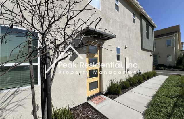 Wonderful 3bd/2.5ba North Natomas Townhouse Gallery 4