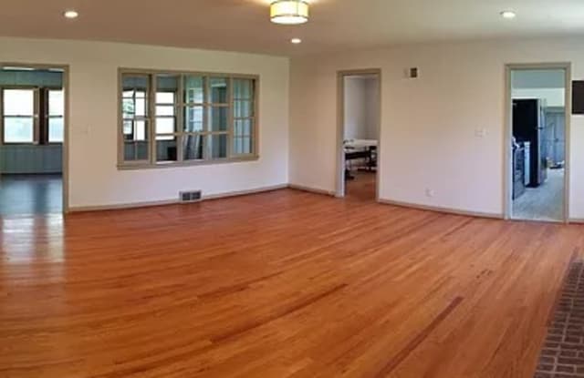 406 Southwest Walnut Street - 406 Southwest Walnut Street, Lee's Summit, MO 64063