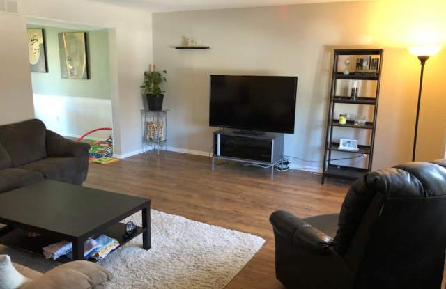 425 GATEWOOD COURT Gallery 3