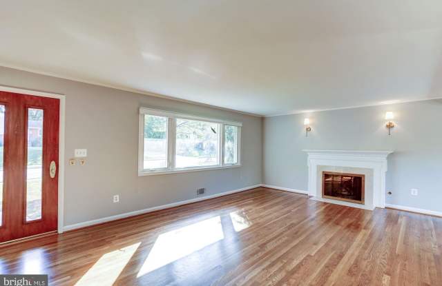 7102 WESTBURY ROAD Gallery 2