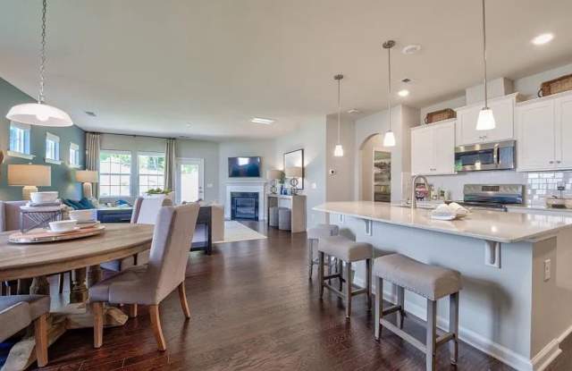Room in 4 Bedroom Home at Kennerly Ctr Dr Gallery 4
