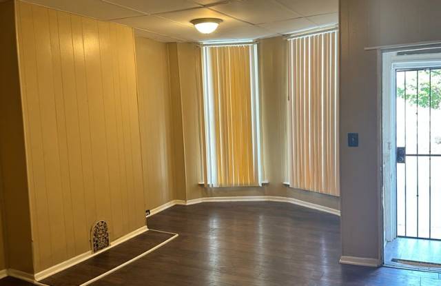 Spacious Home for Rent! W/D Hook-Up! Available Now! Gallery 4