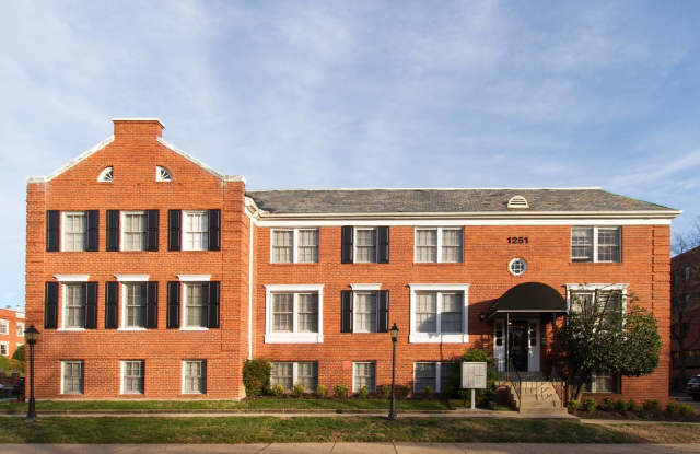 Beautiful Light Filled One Bedroom In Riverton Condo Community - 1251 East Abingdon Drive, Alexandria, VA 22314