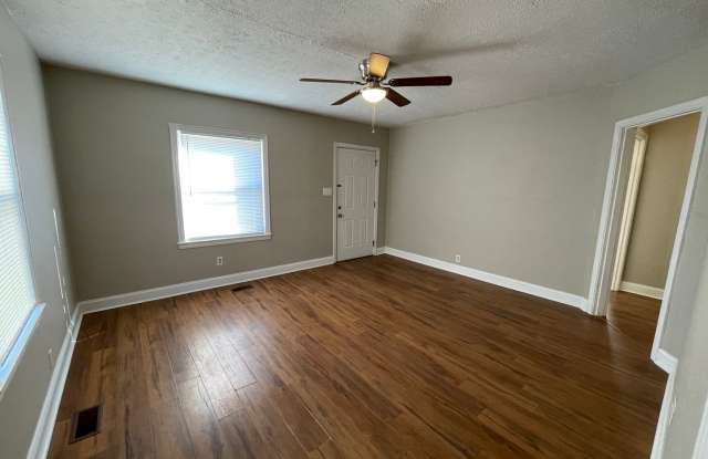 Knoxville 37917 - 2 bedroom, 1 bath home - Contact Lisa Vineyard (865) 216-9334 Gallery 3