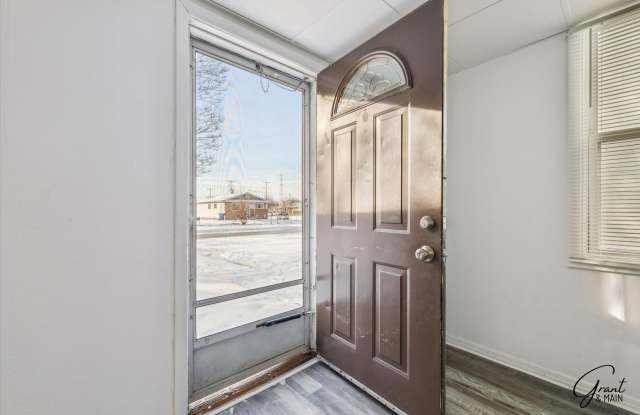 $1075 2 bed 1 bath is Warren Gallery 3