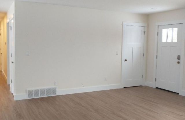 Spacious 2 BR 2 BA House with Walkout Basement - Close to Fisherman's Island State Park Gallery 4