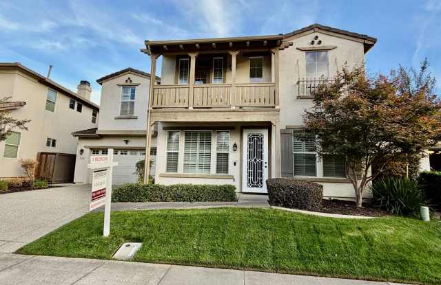 CLEAN AND SPACIOUS 4 BED, 2.5 BATH WITH COVERED BACK PATIO AND LUSH LANDSCAPING IN WESTLAKE COMMUNITY Gallery 1