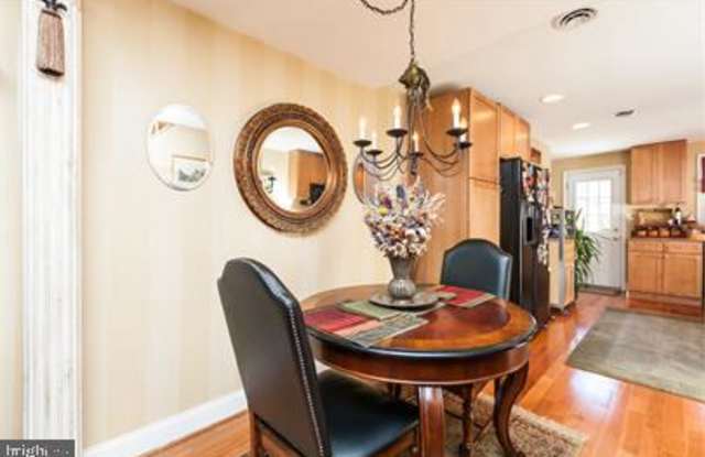 9 S ROBINSON STREET Gallery 4
