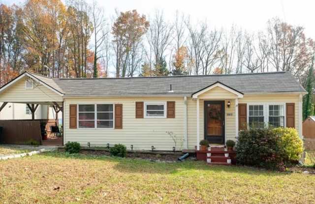 Spacious 4-Bedroom Home with Large Yard in Greensboro photos photos Spacious 4-Bedroom Home with Large Yard in Greensboro photos photos