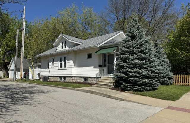 21 E 5th Avenue - 21 East 5th Avenue, Naperville, IL 60563