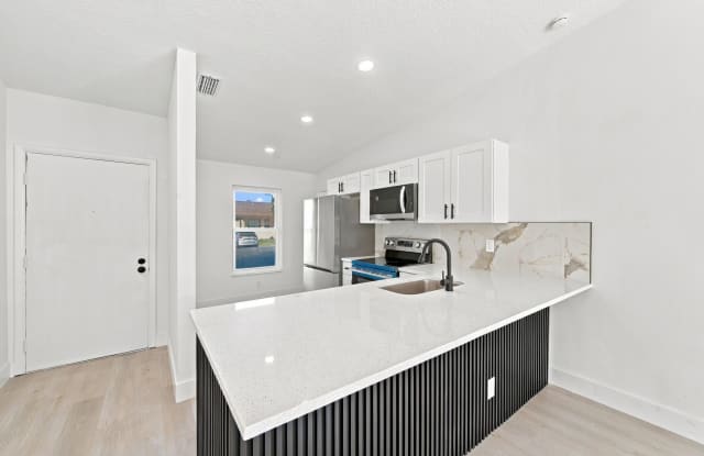 15676 BOTTLEBRUSH Circle Gallery 4