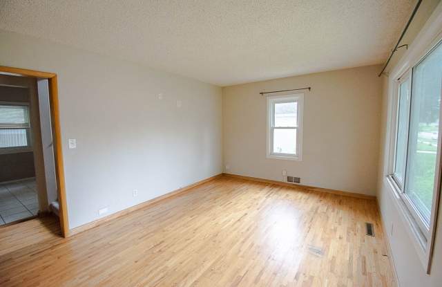 3-Bedroom Home with Large Yard & Detached Garage in NW Rochester Gallery 4