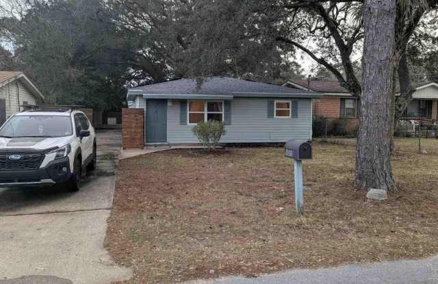 1010 Hawthorn Dr photos photos