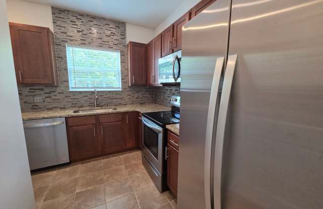 Beautiful 1 Bed/1 Bath Condo - Open Floor Plan - Large Kitchen - Covered Balcony - Community Pool - Secured Building Gallery 4