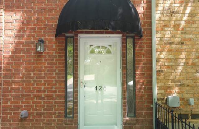 426 W Oak Street Gallery 2