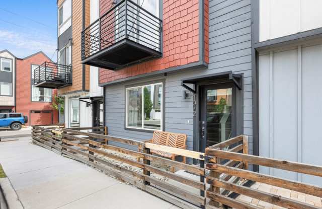 Spacious 3BD/2.5BA Home in Lakewood, CO! Gallery 3